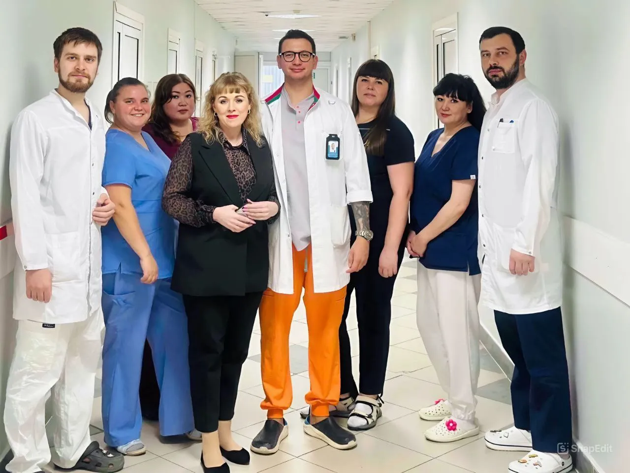 Команда операционного блока - операционные медсестры, младший медицинский персонал